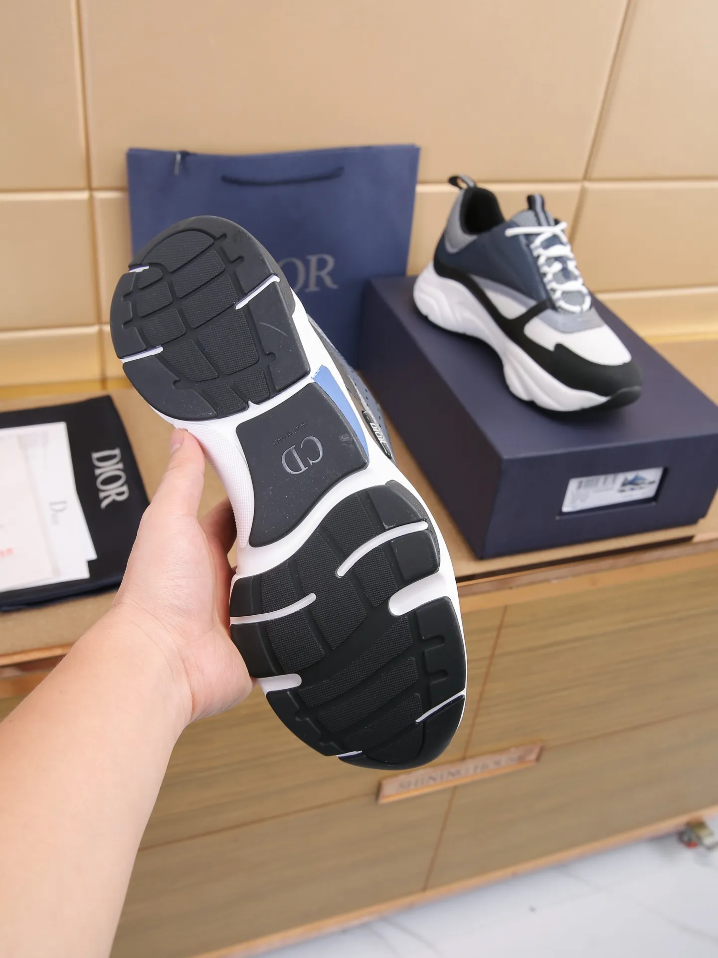 Factory price: 460💰Dior’s top version of D’s b22 men’s sports shoes. Inspired by retro running styles, the chunky low-top silhouette features gray calf leather and blue and white mesh fabric uppers, atop a black, white and blue engraved rubber sole. Nylon ribbon accents the blue mesh tongue and heel counter, and a "dio~" logo appears on the side. Pair it with a suit for a striking contrast and add a sportswear-chic edge to your look. The thick sole can be about 4cm~ Size: 38-45, [46, 47 customized]